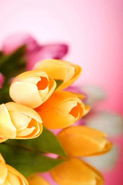 テーブルの上にカラフルなチューリップの花束 — ストック写真