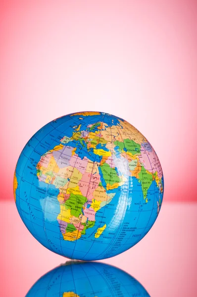 Концепция глобализации - глобус против градиента красочный backgrou — стоковое фото