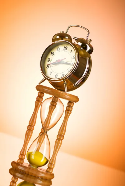 Έννοια του χρόνο με το ρολόι και ώρα γυαλί — Φωτογραφία Αρχείου