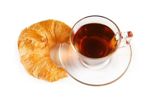 朝食コンセプト - クロワッサンと紅茶を白で隔離されます。 — ストック写真