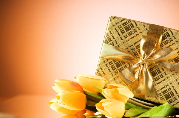 Oslava koncept - dárkový box a Tulipán květy — Stock fotografie