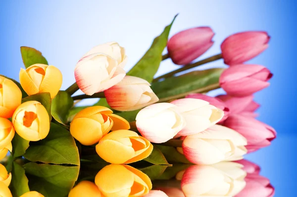 Bukiet kolorowych tulipanów na stole — Zdjęcie stockowe