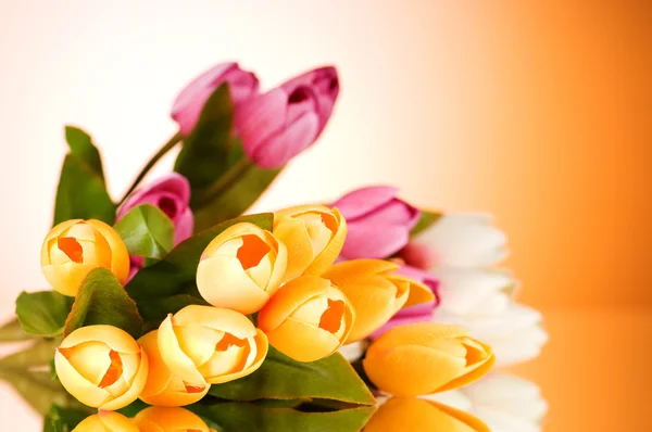 상 위에 화려 한 튤립 꽃다발 — 스톡 사진