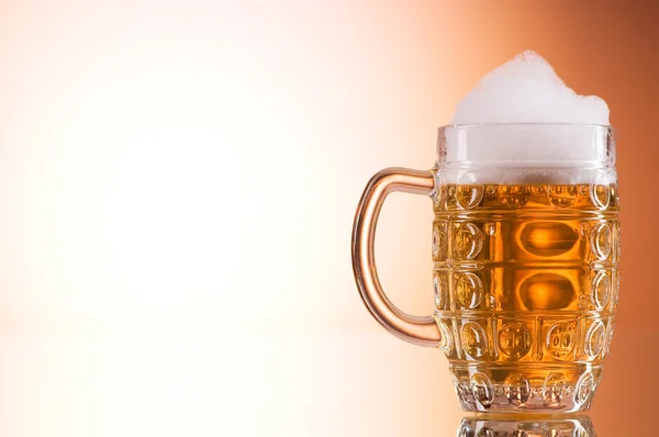 Ποτήρια μπίρας κατά το πολύχρωμο κλίση φόντο — Φωτογραφία Αρχείου