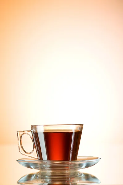 Xícara de chá na superfície reflexiva — Fotografia de Stock