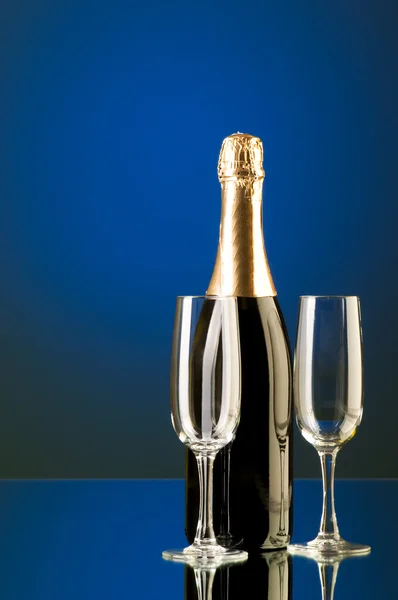 Champagne mot färgen tonad bakgrund — Stockfoto