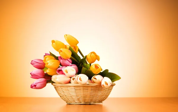 Bouquet de fleurs de tulipes sur la table — Photo