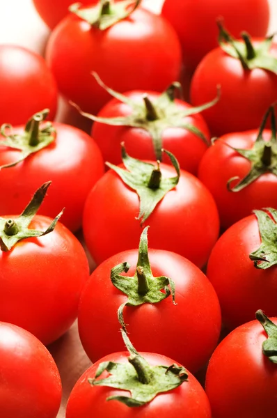 Röda tomater ordnade i marknadens montern — Stockfoto