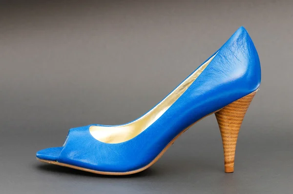 Modekonzept mit blauen Frauenschuhen auf Stöckelschuhen — Stockfoto