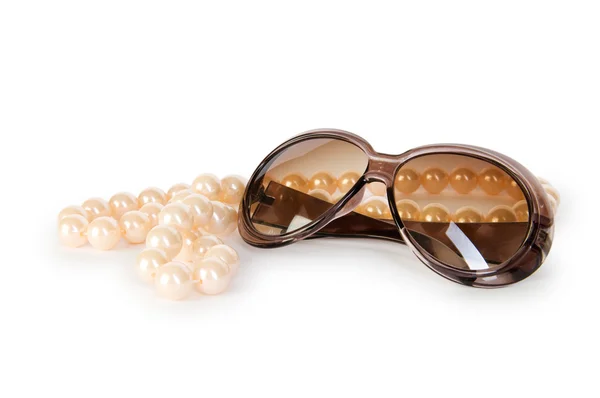 Perlový náhrdelník a sluneční brýle, izolované na bílém pozadí — Stock fotografie