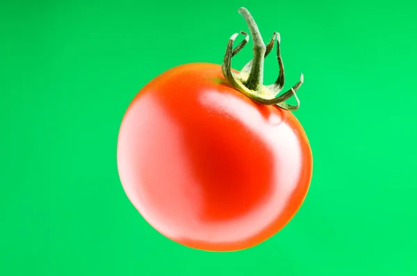 Rode tomaten tegen achtergrond met kleurovergang — Stockfoto