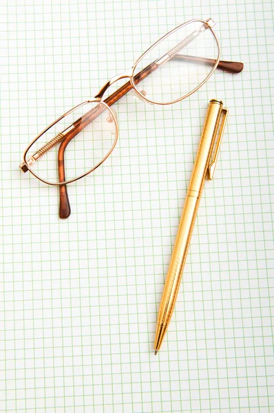 Pen and eye glasses on the page — Stock Photo, Image