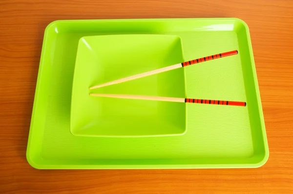 Concetto di cibo asiatico con piatto e bacchette — Foto Stock
