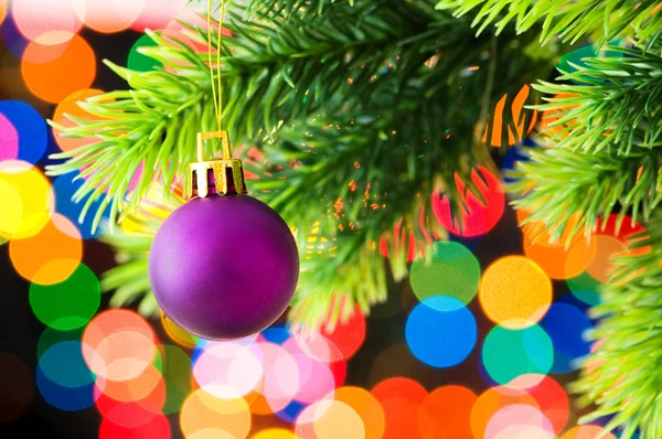 Decorazione natalizia e luci sfocate sullo sfondo — Foto Stock