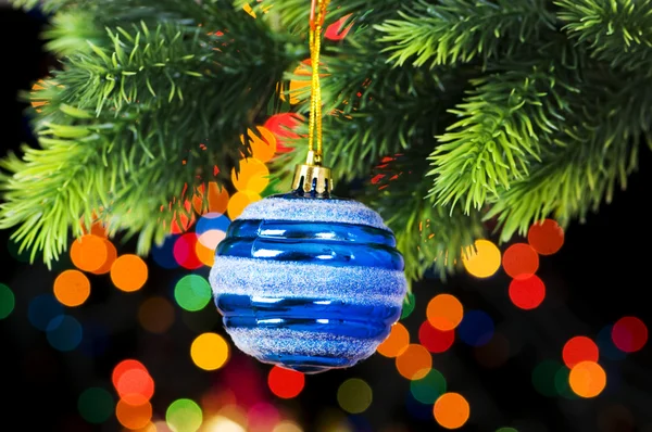 Vánoční dekorace a rozmazané světla na pozadí — Stock fotografie
