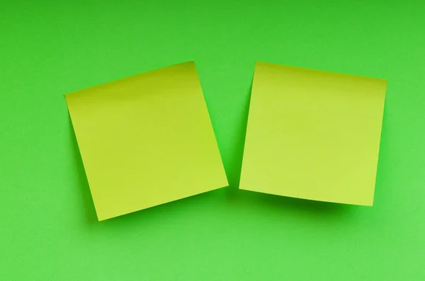 Notas de lembrete sobre o papel colorido brilhante — Fotografia de Stock