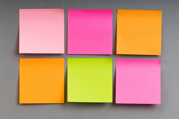 Notas de lembrete sobre o papel colorido brilhante — Fotografia de Stock
