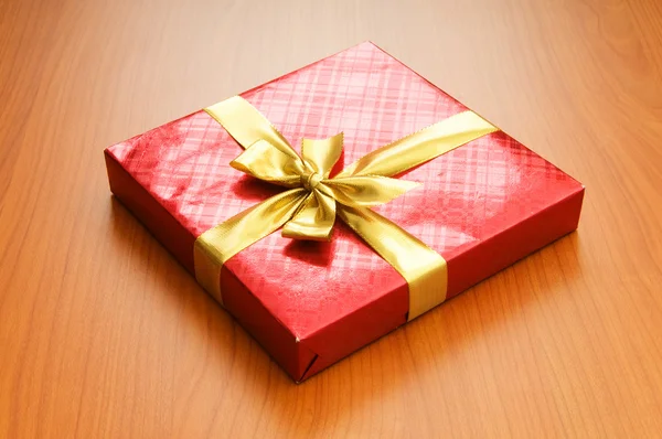 Beyaz arkaplanda izole edilmiş hediye kutusu — Stok fotoğraf