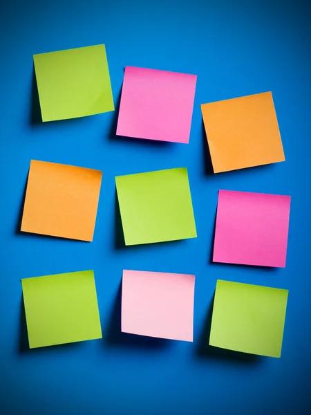 Notas de recuerdo sobre el papel de colores brillantes — Foto de Stock