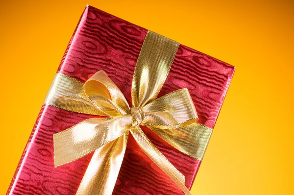 Concept de célébration - Boîte cadeau sur fond coloré — Photo