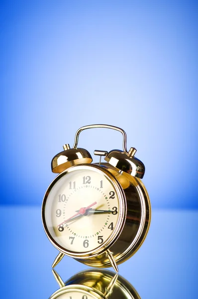 Концепция времени - будильник на цветном фоне — стоковое фото