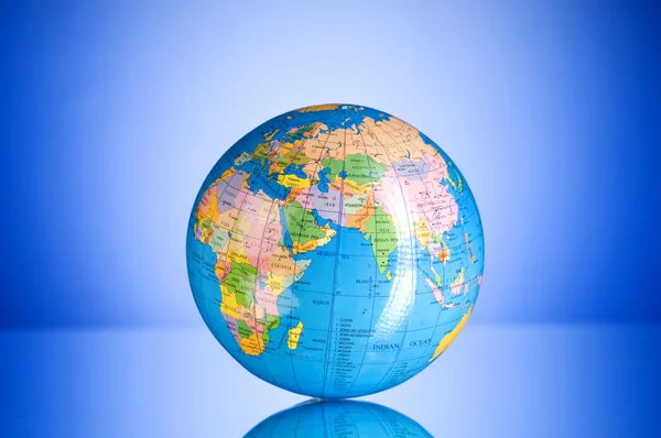 Globalisering concept - globe tegen kleurovergang kleurrijke CHTERGRO — Stockfoto