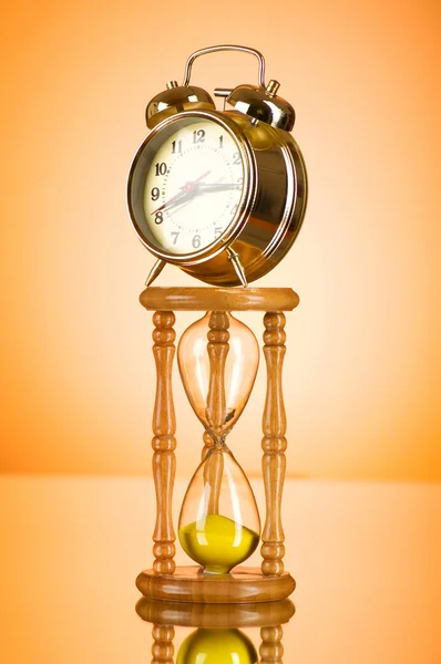 Tijd concept met klok en uur glas — Stockfoto