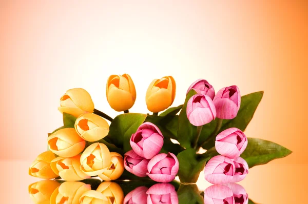 Аромат разноцветных тюльпанов на столе — стоковое фото