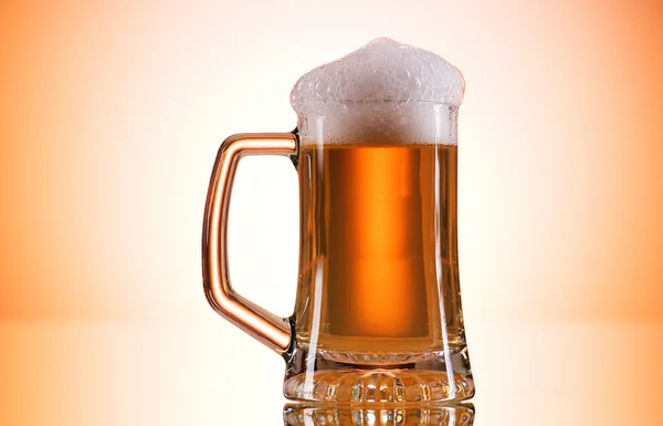 Copos de cerveja contra o fundo gradiente colorido — Fotografia de Stock