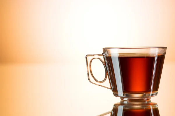 Tazza di tè sulla superficie riflettente — Foto Stock