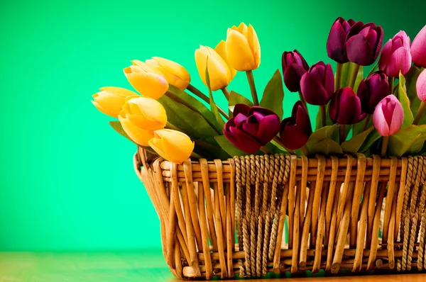 Strauß bunter Tulpen auf dem Tisch — Stockfoto