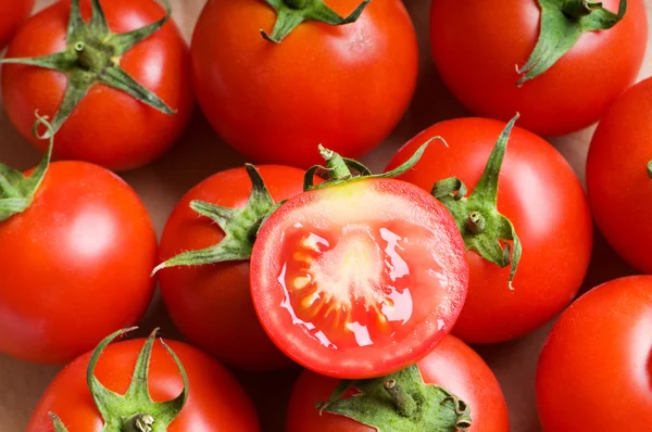 Czerwone pomidory, ułożone na stoisku rynku — Zdjęcie stockowe