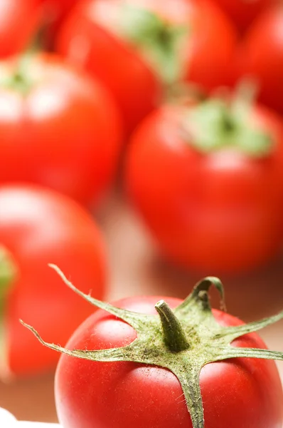 Tomates rojos dispuestos en el stand del mercado —  Fotos de Stock
