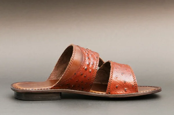 Концепция моды - Летняя обувь на заднем плане — стоковое фото