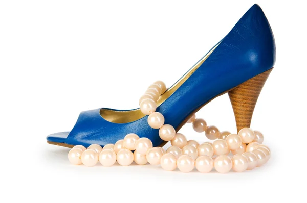Жіноче взуття і намисто ізольовані на білому тлі — стокове фото
