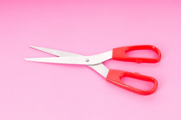 Красочные ножницы на фоне цветной бумаги — стоковое фото