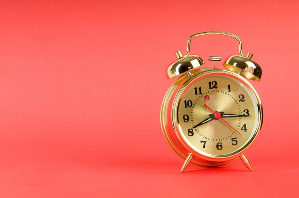 시간 개념-화려한 배경 알람 시계 — 스톡 사진