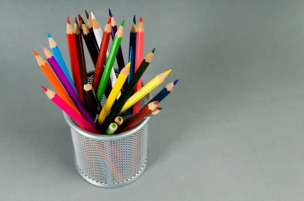 De nombreux crayons colorés sur le fond de couleur — Photo
