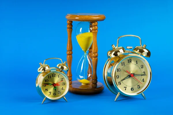 時計と時間のガラスと時間の概念 — ストック写真
