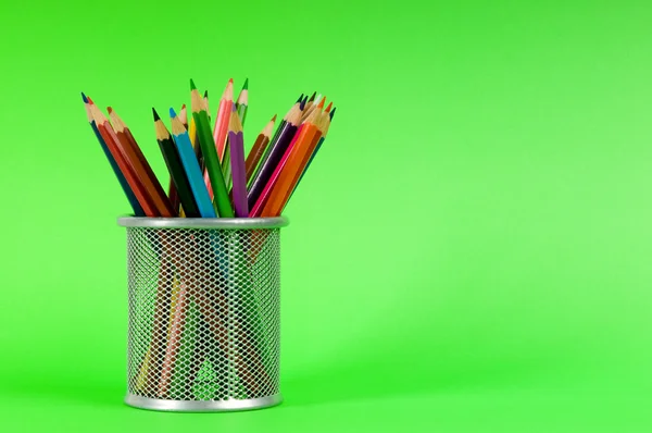 Muchos lápices de colores en el fondo de color —  Fotos de Stock