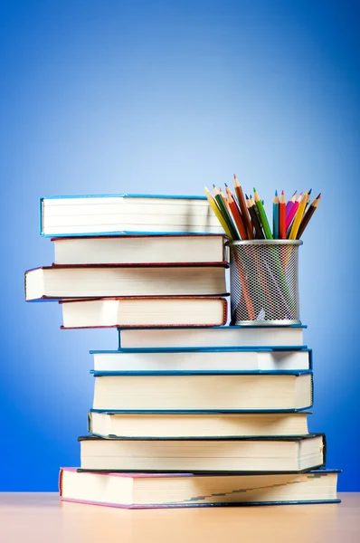 Πίσω στο σχολείο έννοια με βιβλία και μολύβια — Φωτογραφία Αρχείου