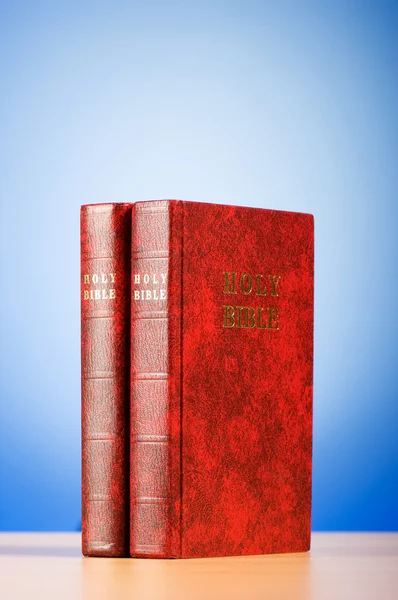 Книги Библии на красочном градиентном фоне — стоковое фото