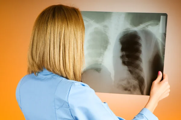 Ärztin röntgt Patientin vorsichtig — Stockfoto