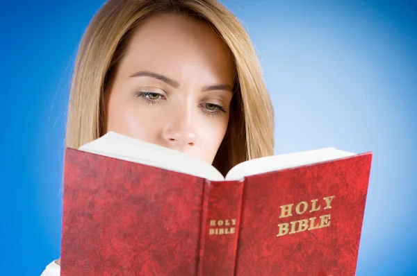 Religionskonsept - ei ung jente som leser hellig bibel – stockfoto