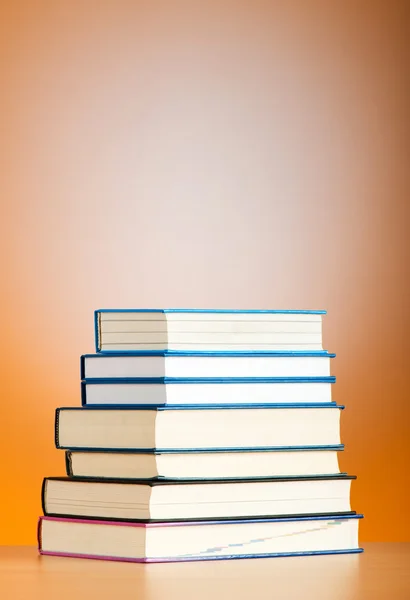 Pila de libros de texto contra el fondo de gradiente —  Fotos de Stock