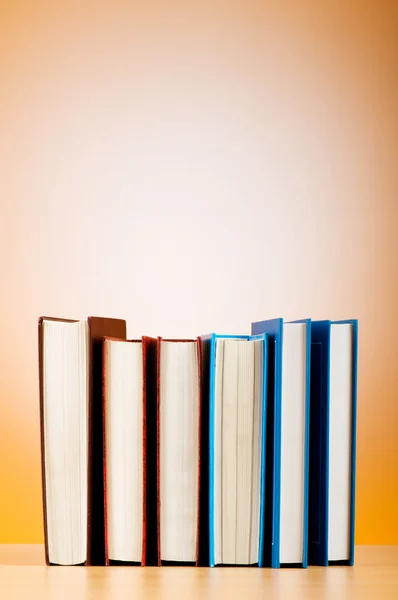 Empilement de manuels sur fond de gradient — Photo
