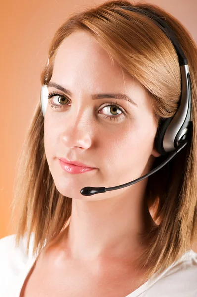 Operador de centro de llamadas joven con los auriculares — Foto de Stock