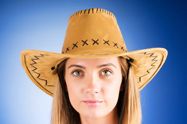 Rapariga usando chapéu de cowboy no estúdio — Fotografia de Stock