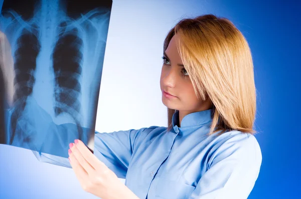 Жінка-лікар ретельно рентген пацієнта — стокове фото