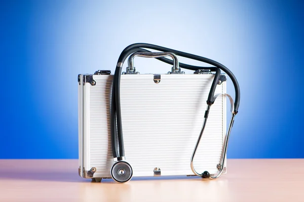 Případ doktora s stetoskop barevné pozadí — Stock fotografie